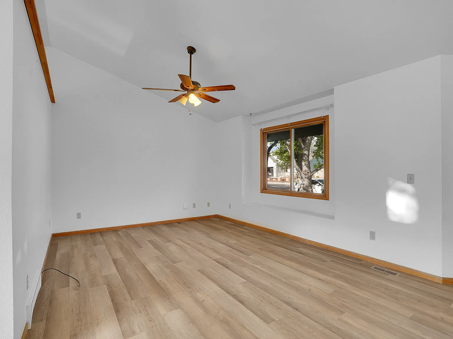 Charming 3-Bedroom Home with 2 Full Bathrooms in Lovely Loveland, CO! — Photo 3