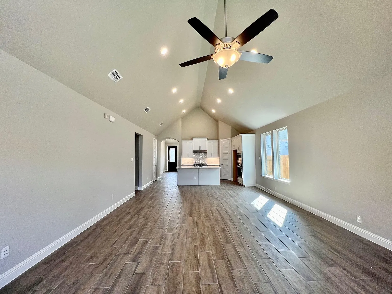 4 bed, 3.0 bath, 2299 sqft, $3,300 — Photo 3