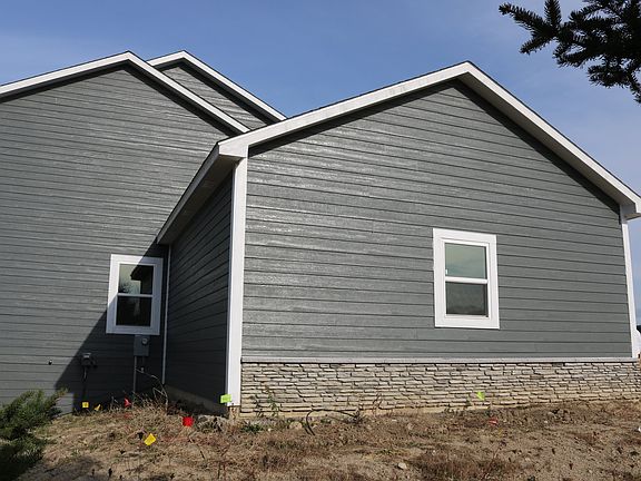 Side view on the garage side