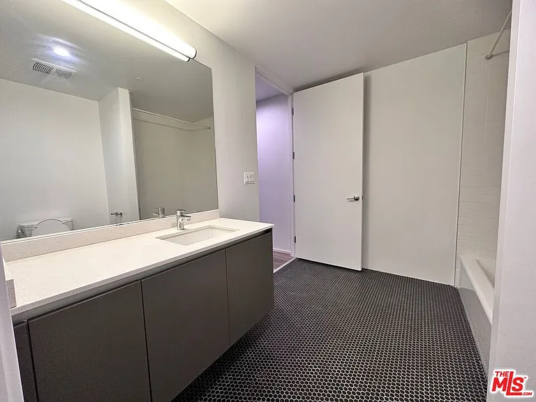 1040 S Mariposa Ave #F101 — Photo 27