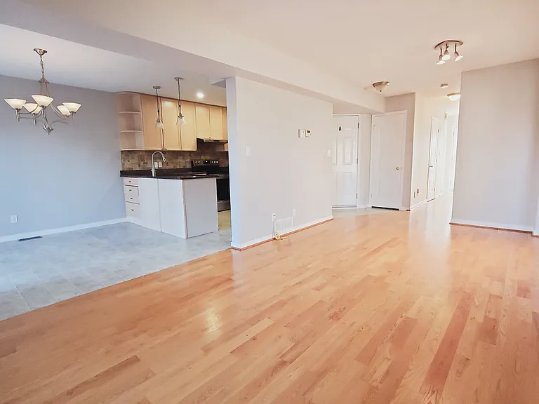 919 Rainbow Cres — Photo 4