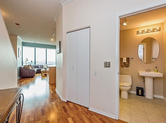 2nd image of 600 N Kingsbury St APT 504