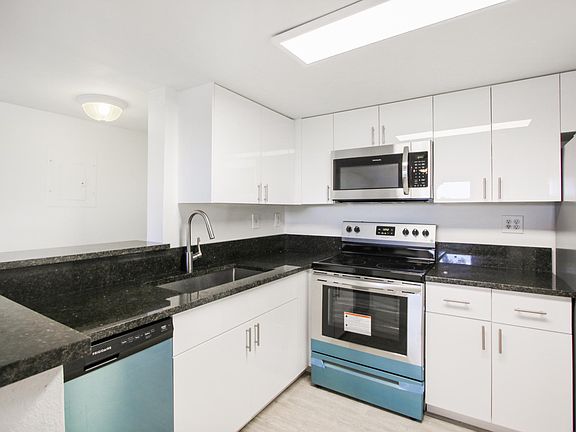 5th image of 9821 Nob Hill Ct