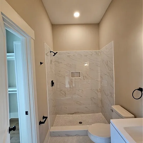 521 W 38th St — Photo 14