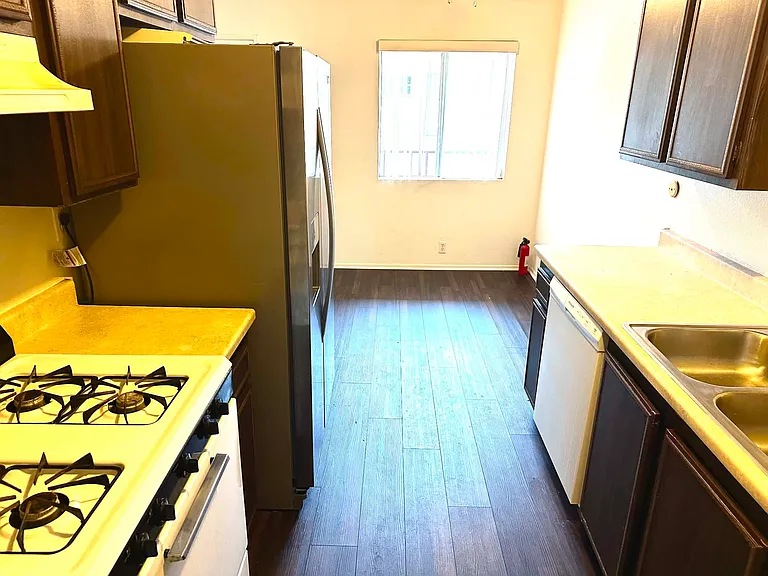 336 Riverdale Dr #9 — Photo 4