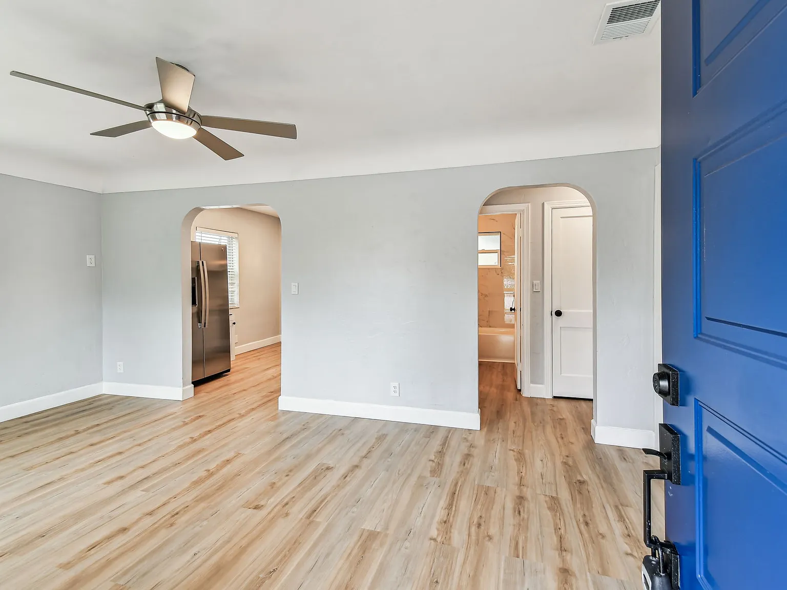 2 bed, 876 sqft, $3,000 — Photo 3