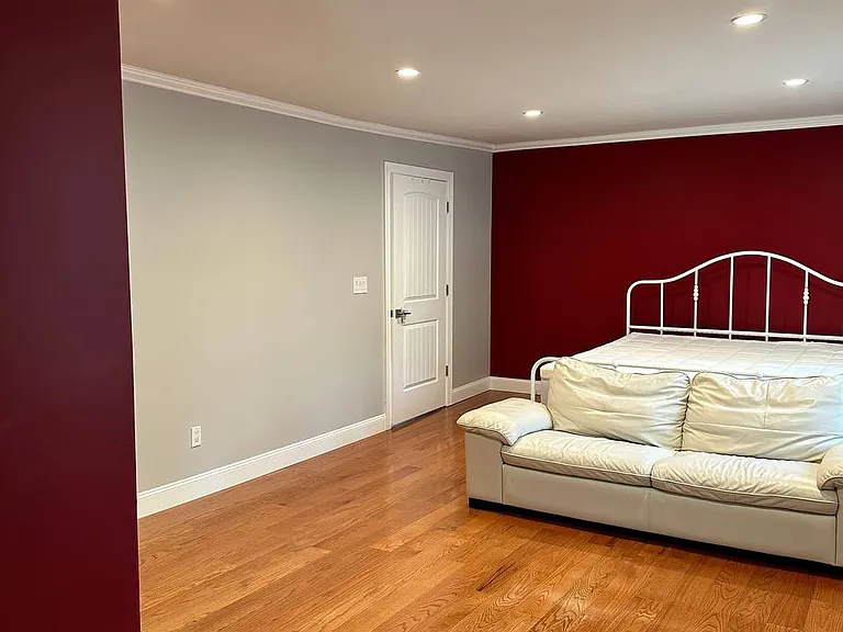 231 Hargreaves Ave — Photo 14