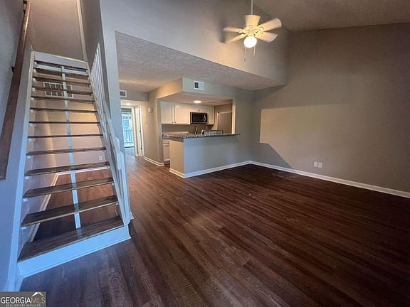 3rd image of 1001 Park Hill Dr #B7