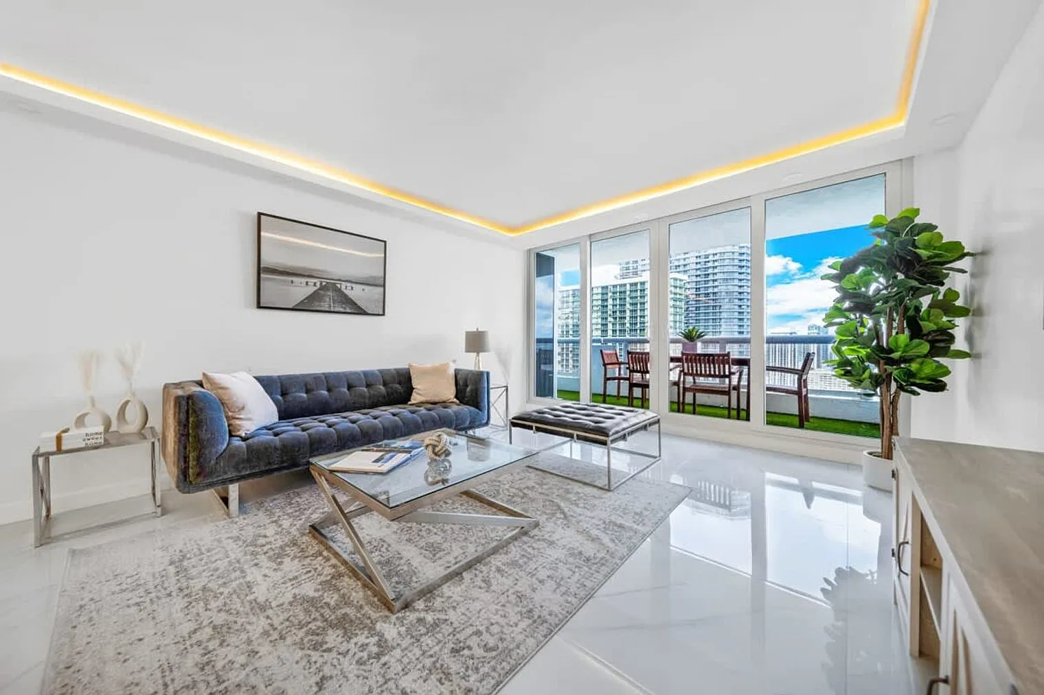 1 bed, 2.0 bath, 1033 sqft, $5,435 — Photo 1