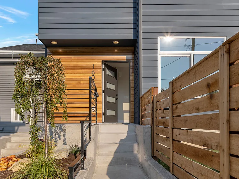 1603 SW Kenyon St — Photo 2