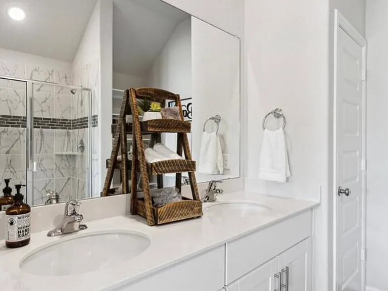 425 Waterman Ave — Photo 4