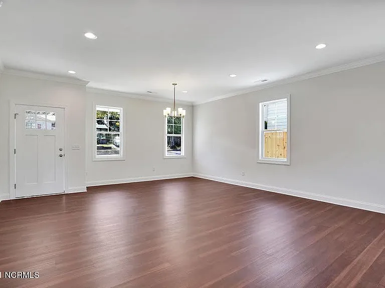 1007 Campbell St — Photo 7