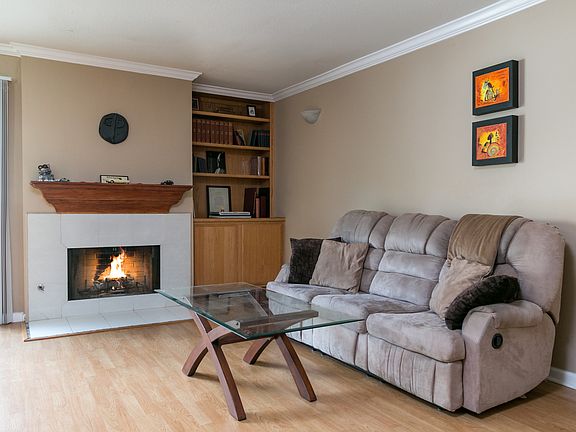 4th image of 18643 Burbank Blvd #11