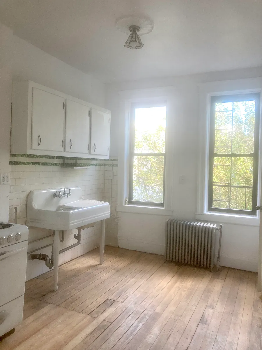Building Photo - 1692 Gates Ave #3L