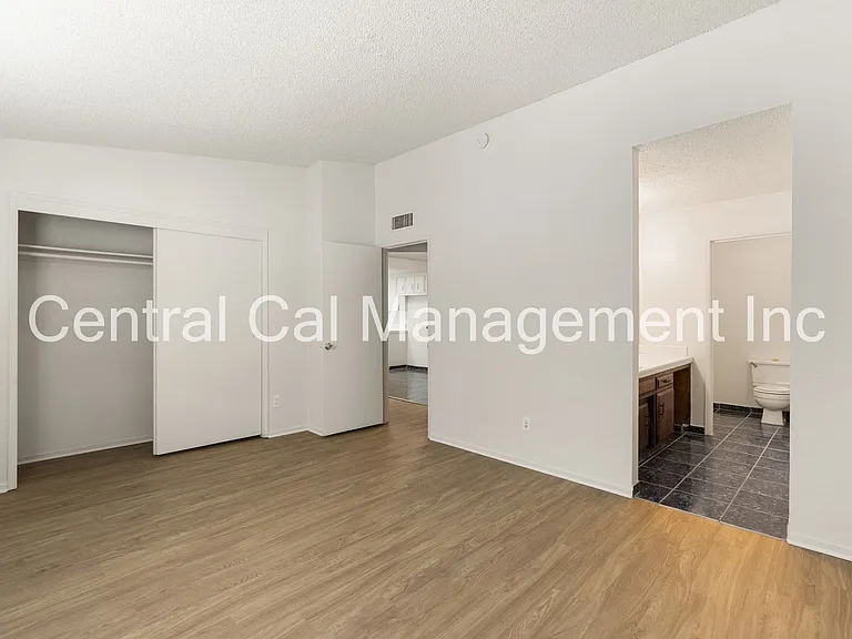 4200 Parkwood Ct — Photo 10