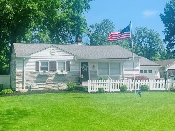 136 Island Dr, Poland, OH 44514
