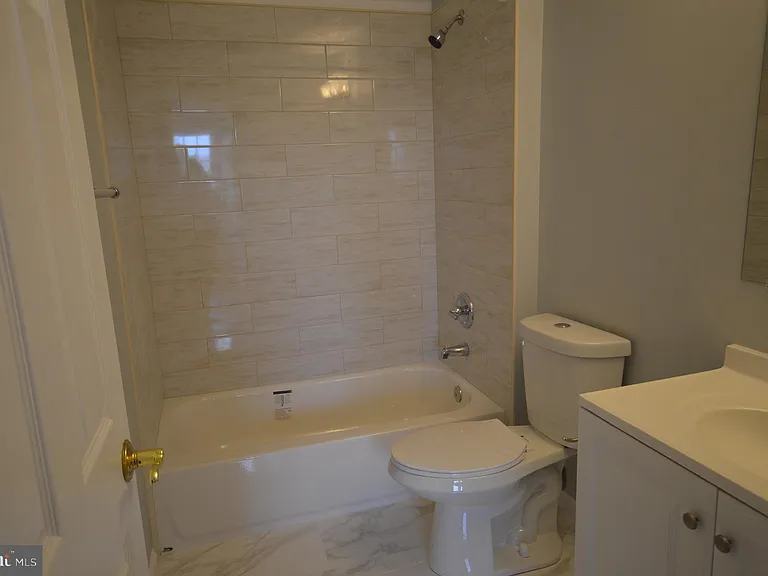 819 Royal Cres — Photo 25