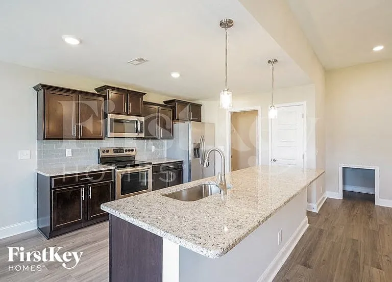619 Alvin Rd — Photo 4
