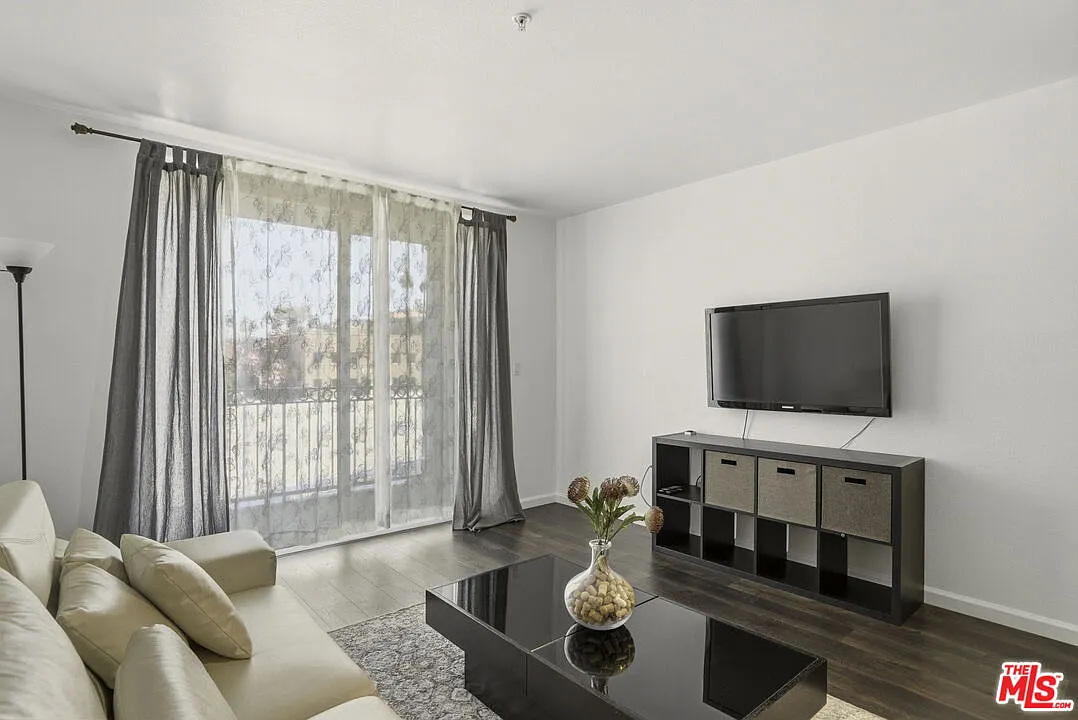 2 bed, 2.0 bath, 1020 sqft, $3,200 — Photo 4