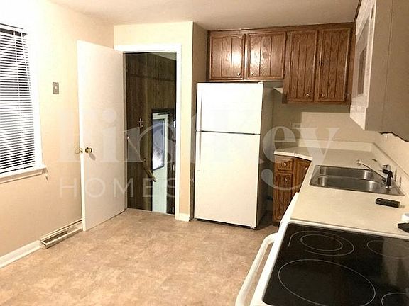 4th image of 16025 Dobson Ave