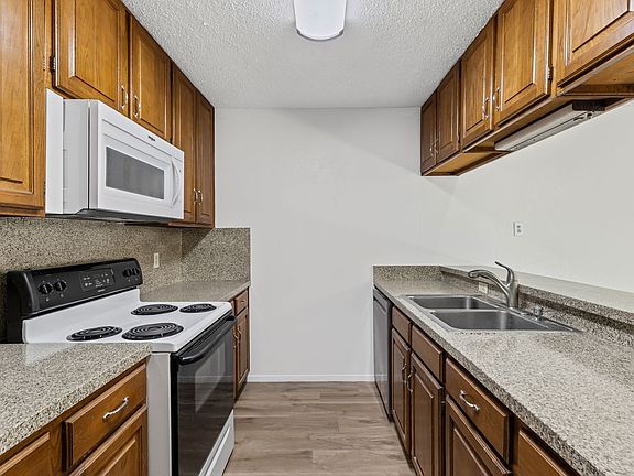 3rd image of 820-822 Shadywood Ln #820