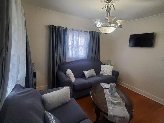 4th image of 1040 E Prairie Ave