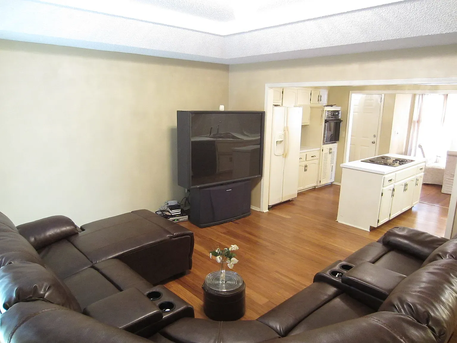 4 bed, 2540 sqft, $2,300 — Photo 3