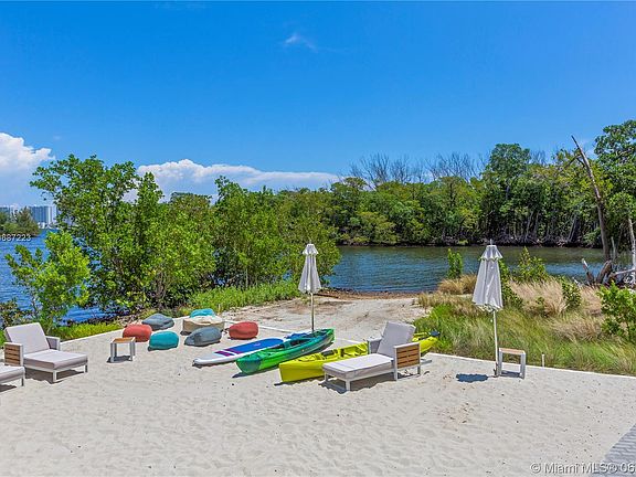 3rd image of 16385 Biscayne Blvd Unit 802