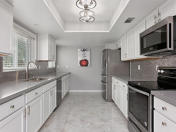 4th image of 1201 E Canterbury Dr