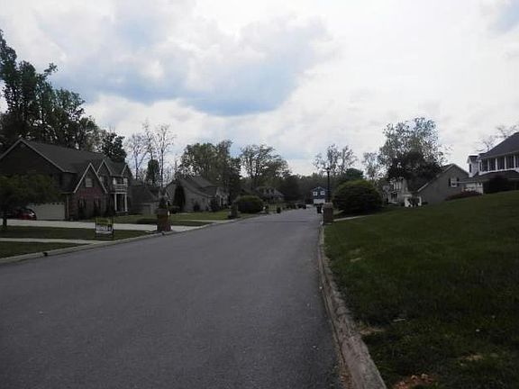 4th image of 220 Cheshire Ln