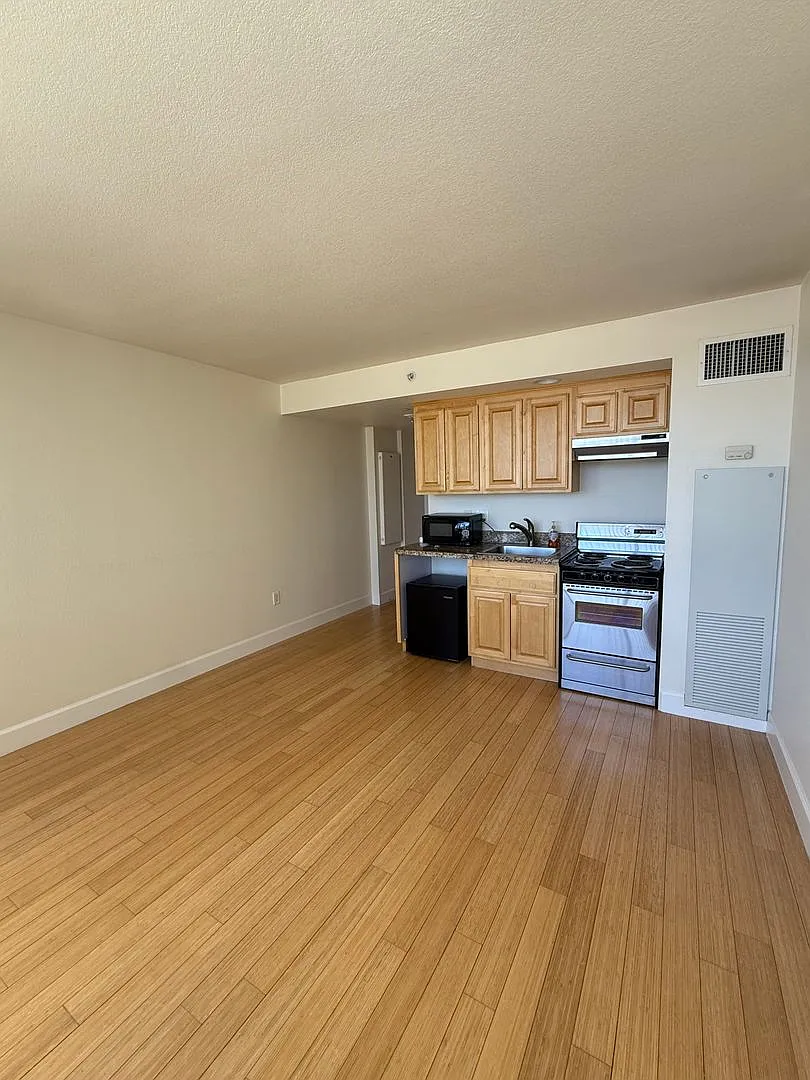 Studio Apartment in The Belvedere Towers — Photo 3