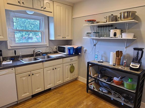 4th image of 1814 E Jarvis St #1816
