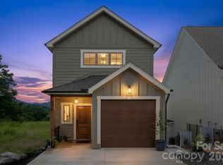 128 Chepstow Pl, Black Mountain, NC 28711