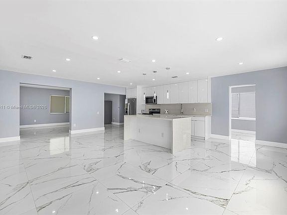 3rd image of 3140 SW 39th Ave