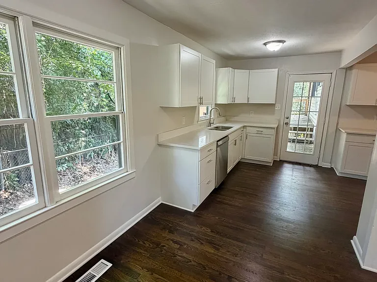 107 Stanley Ter — Photo 12