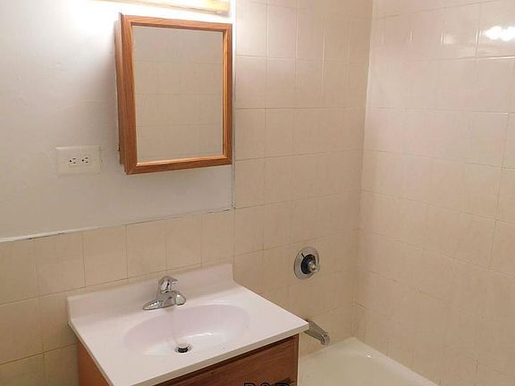 4th image of 215 W 18th St APT 1G
