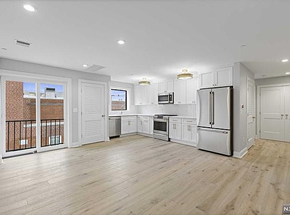 4th image of 2716 Palisade Ave #201