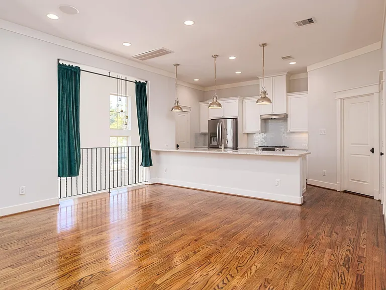 225 Knox St — Photo 14