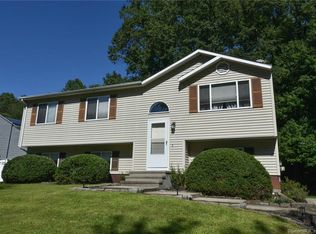 1 Joy Ln, Uncasville, CT 06382