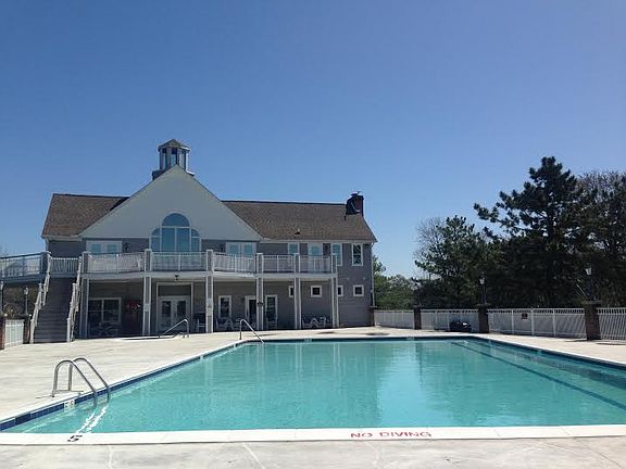 Clubhouse pool, spa & gym