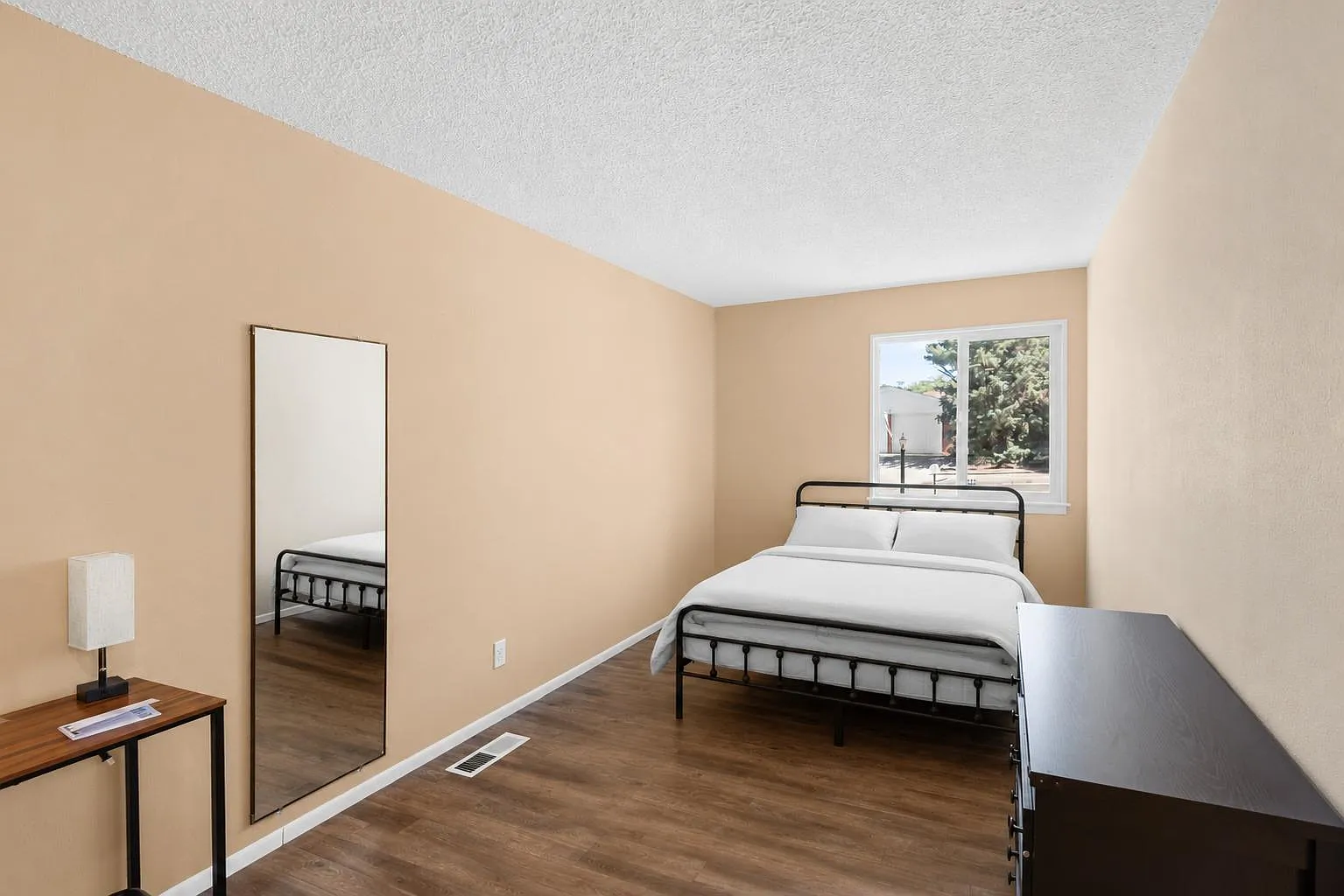 4 bed, 3.0 bath, 2500 sqft, $815 — Photo 3