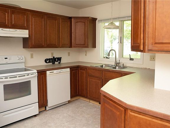 5th image of 156 Leonard Ave