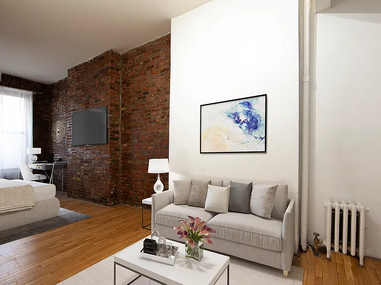 528 E 13th St #1B — Photo 3