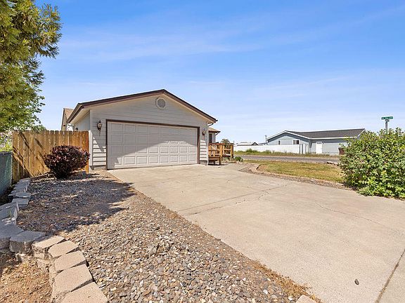 2nd image of 1007 NW Teal Loop