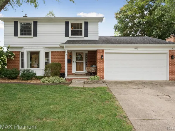 572 Old Creek Dr, Saline, MI 48176