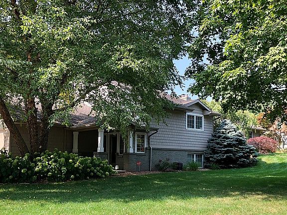 2nd image of 1135 Cambridge Dr SE