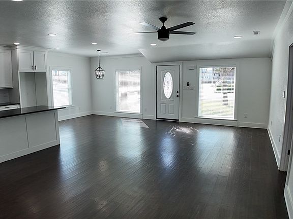 5th image of 128 Pierce Ave