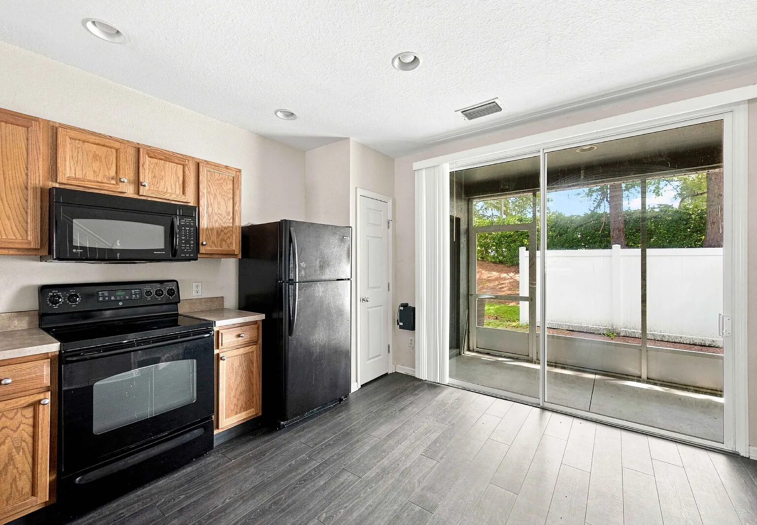 2 bed, 2.5 bath, $1,650 — Photo 4