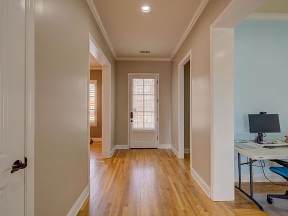 2nd image of 1908 E Laurel Hollow Ln