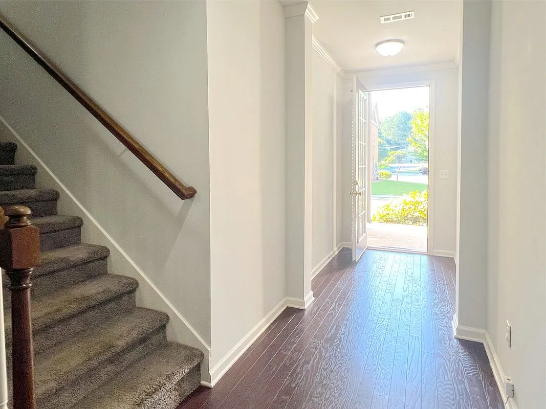 3 bed, 3.0 bath, 2014 sqft, $2,250 — Photo 3